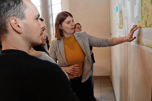 Erika Gisbrecht (Mitte) vom Büro Eberhard Landschaftsarchitektur Konstanz hat mit Anwohner die Varianten zur Umgestaltung des ...
