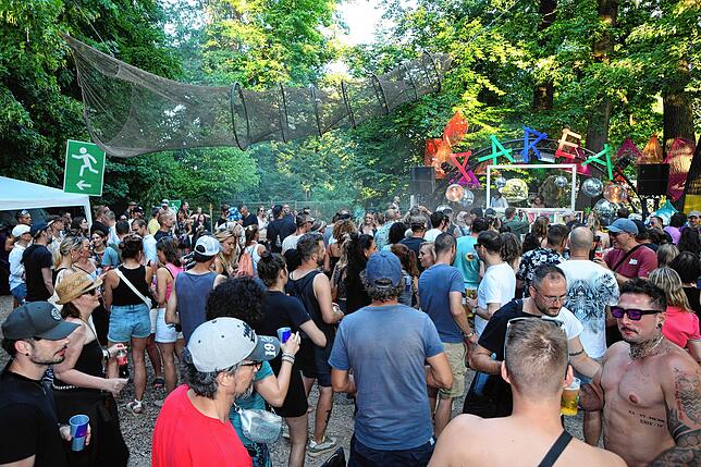 Bild 4: Konstanzer feiern bei Elektro-Liebe im Wald am Hörnle – hier gibt‘s die Bilder