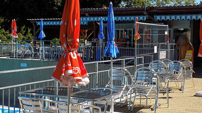 Die Terrasse vor dem Kios ist luftiger gestuhlt.