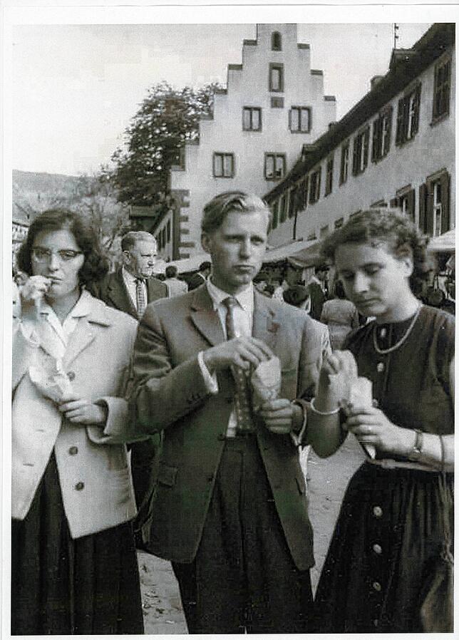 Der junge Martin Blümcke im Frühjahr 1957 bei einem Ausflug mit zwei Schwestern eines Freundes.