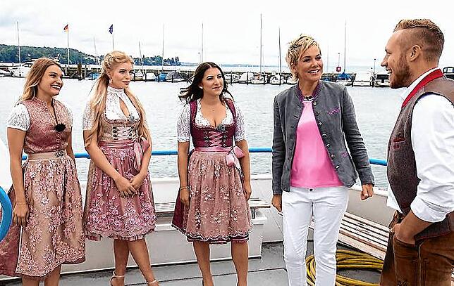 Die erste Begegnung in der Kuppelshow &bdquo;Bauer sucht Frau&ldquo; im Jahr 2020: Antonia (zweite von links) und Patrick (rechts) ...