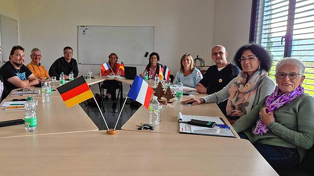 Beim Arbeitstreffen in Machecoul (von links): Emmanuel Leduc, Jean Barreau, Claude Ferré, Gisèle Jaunâtre, Blandine Sauvaget, René Prou, ...
