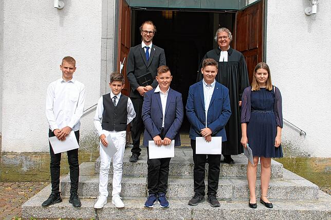 Fünf Jugendliche haben ihre Konfirmation in der St.-Magnus-Kirche in Murg gefeiert. Pfarrer Martin Rathgeber (hinten, rechts) leitete ...