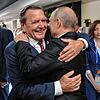 Dicke Freunde: Gerhard Schröder (links), ehemaliger Bundeskanzler, umarmt den russischen Präsidenten Wladimir bei der Fußball-WM 2018. ...
