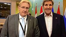 Der Überlinger Marco Keiner, Direktor der Umweltdivision der Vereinten Nationen, mit John Kerry, ehemaliger US-Außenminister und ...