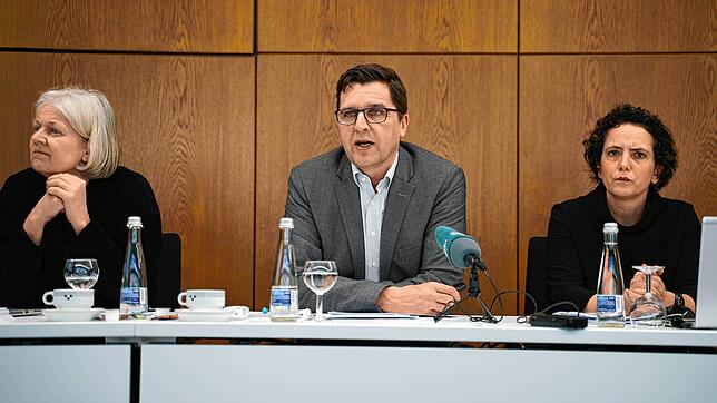 Die Deges stellt die Pläne der A98 vor: Für die Deges saßen Umweltbeauftragte Susanne Koss, Projektleiter Johannes Kuhn und Sprecherin ...