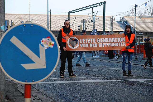 Eileen Blum (rechts) bei der Aktion am 14. Februar vorm Lago.