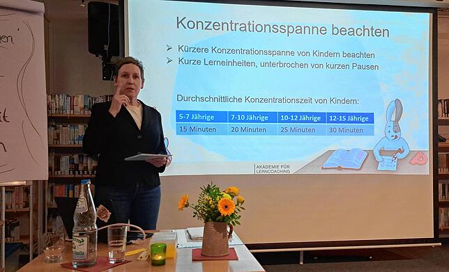 Lerncoach Alexa Peterson vermittelte in der Stadtbibliothek, wie Eltern ihren Kindern das Erledigen der Hausaufgaben erleichtern können.