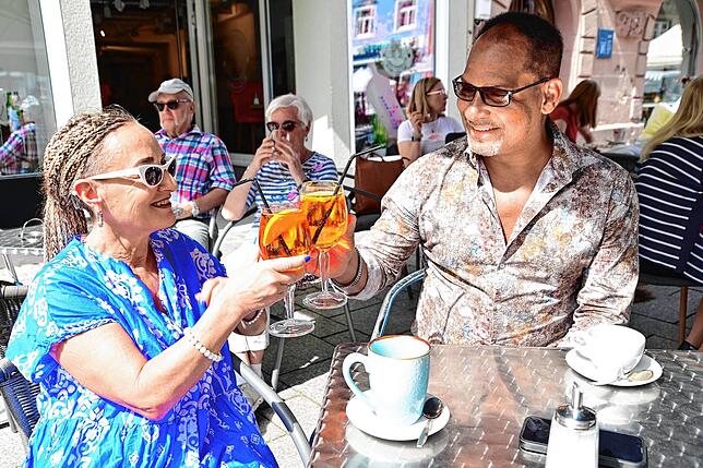So schön war es damals im Aprilsommer – vor erst drei Tagen: Am Sonntag, 14. April, kann man in einem Villinger Straßencafé noch ...