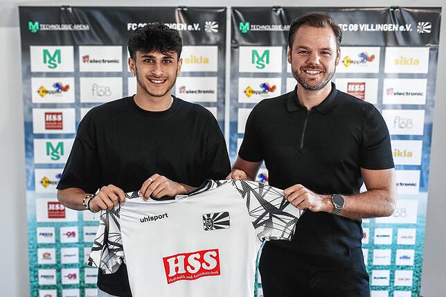 Willkommen in Villingen. FC 08-Chefcoach Mario Klotz (rechts) mit Neuzugang Flavio Santoro. Bild: Verein