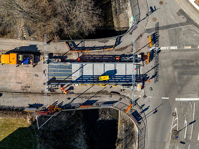 Stahlträger und Beton-Fertigteile setzen dem Brücken-Dauerdrama vorerst ein Ende.