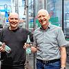 Christoph (links) und Clemens Fleischmann in der Produktion. Sie führen die Randegger Ottilien-Quelle in der vierten Generation.