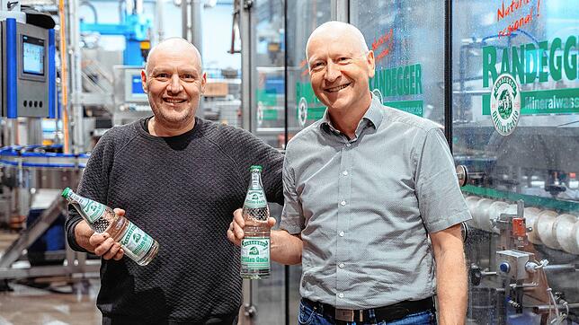 Christoph (links) und Clemens Fleischmann in der Produktion. Sie führen die Randegger Ottilien-Quelle in der vierten Generation.