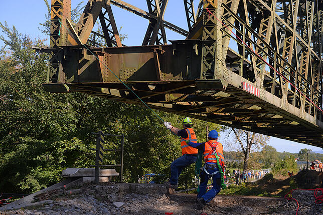 So modern die Technik ist, so wichtig bleibt die Handarbeit: Die richtige Richtung der Brücke wird mit Seilen justiert und purer ...