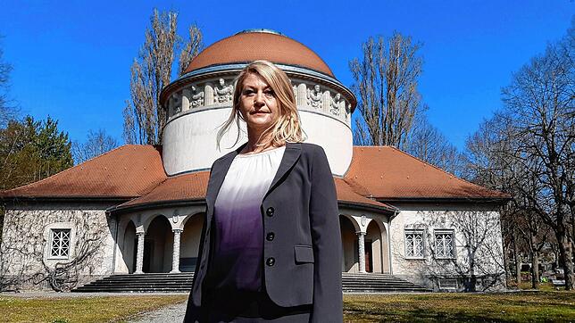 Anja Rechberg steht vor der Aussegnungshalle des Hauptfriedhofes. Die Bestatterin muss mit den Auswirkungen der Pandemie leben.