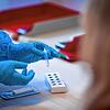 Ein Antigen-Test auf Covid-19 wird bearbeitet. (Symbolbild)
