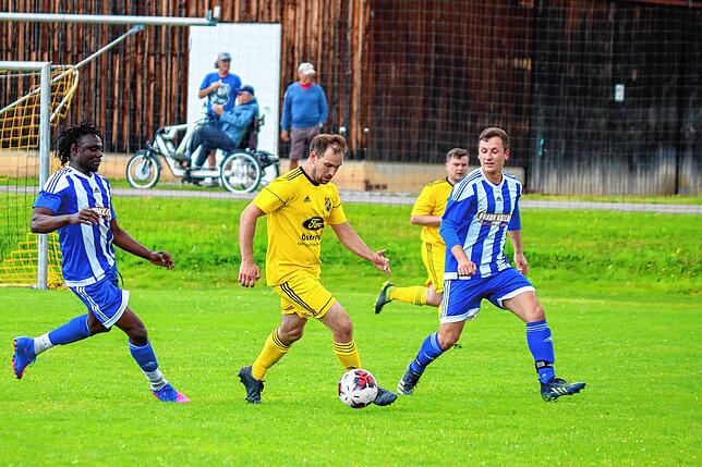 Bild 15: SV Karsau verteidigt die Tabellenspitze durch ein 2:0 beim SV Schwörstadt &ndash; und wir haben Bilder!