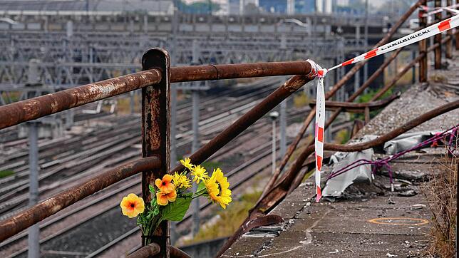 Ein Strauß Plastikblumen ist nach dem schweren Busunglück nahe der Unfallstelle angebracht. Auch eine Familie aus Rheinfelden war unter ...