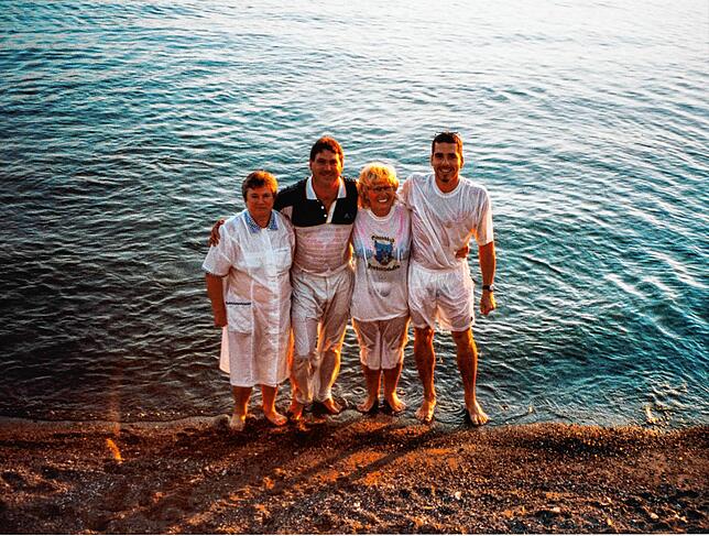 Ritual zum Saisonabschluss im Jahr 2000: Das Strandbad-Team mit Rosa Baus, Theo Schlegel, Hannelore Selzer und Martin Szczansny geht in ...