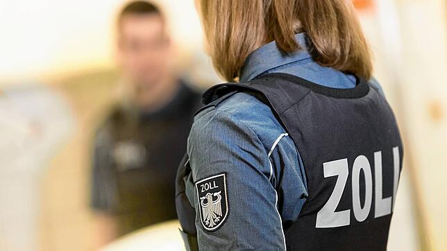 Beamte der Finanzkontrolle Schwarzarbeit des Hauptzollamts Singen (Symbolbild) haben jüngst Friseursalons, Barbershops und ...