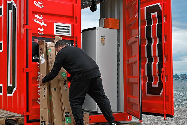 Noch richtet Marco Bentivegna den Container ein. Die Schirme im Karton werden die Gäste vor der Sonne schützen.