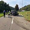 Bei einem Unfall bei Laufenburg/Schweiz landet das Auto eines 70-Jährigen auf dem Dach.