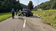 Bei einem Unfall bei Laufenburg/Schweiz landet das Auto eines 70-Jährigen auf dem Dach.