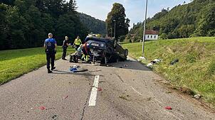 Bei einem Unfall bei Laufenburg/Schweiz landet das Auto eines 70-Jährigen auf dem Dach.