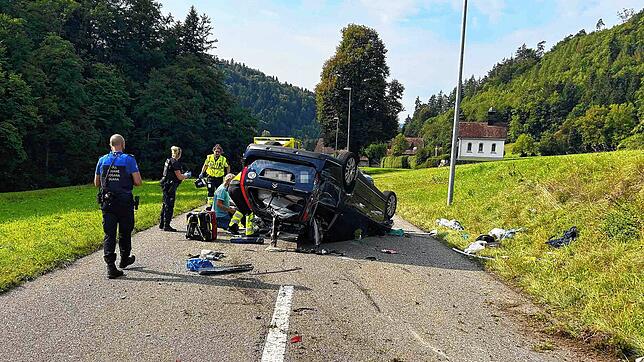 Bei einem Unfall bei Laufenburg/Schweiz landet das Auto eines 70-Jährigen auf dem Dach.