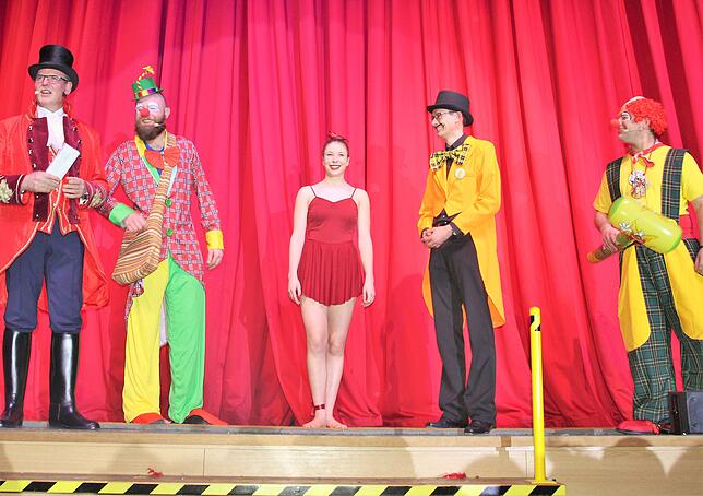 Bild 24: Clowns, wilde Tiere und Zauberer in der Manege: So feierten die Bräunlinger Narren ihren Zunftball 2019