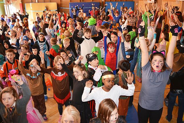 Die Freude der Kinder von der Jakob-Gretser-Grundschule war riesengroß, als sie von der Narrenzunft Markdorf und der Narrenzunft ...