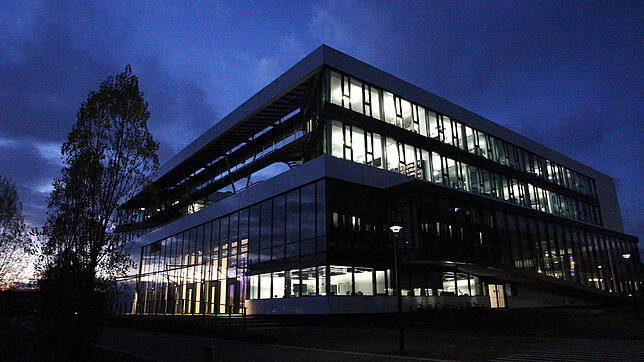 Dunkle Wolken über dem Bodenseeforum Konstanz. Bild: Aurelia Scherrer