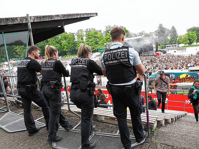 Ein waches Auge, aber wenig Arbeit: Die Polizei war beim Campus-Festival präsent, musste aber nicht groß eingreifen. Im Gegenteil: Im ...