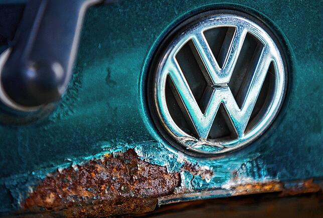 Arg ramponiert: Die Dieselkrise hat insbesondere VW viele Milliarden gekostet.