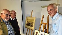 Der Vorsitzende des Förderkreises Stadtmuseum Wehr, Dieter Walz (rechts), zeigt Neuerungen auf. Ganze Sammlungen von Bildern, Skizzen ...