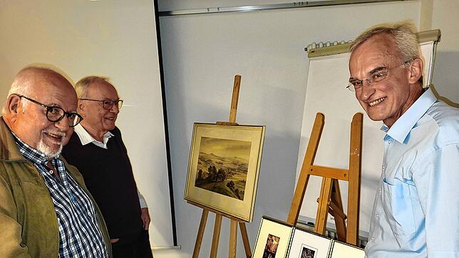 Der Vorsitzende des Förderkreises Stadtmuseum Wehr, Dieter Walz (rechts), zeigt Neuerungen auf. Ganze Sammlungen von Bildern, Skizzen ...