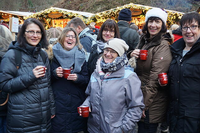 Die Reinigungsdamen bei der hessischen Feuerwehr Langenhain-Ziegenberg genießen den Weihnachtsmarkt.
