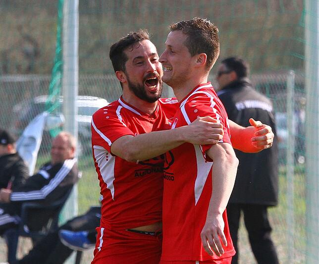 Wieder fit: Tomas Masek (rechts, mit Erdal Kizilay) steht dem FC Tiengen 08 nach einer langwierigen Verletzung wieder zur Verfügung.