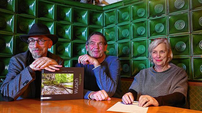 Haben sich zur &bdquo;Kulinarischen Wanderung entlang der Wutach&ldquo; zusammengefunden (von links): Fotograf Andreas Färber, ...