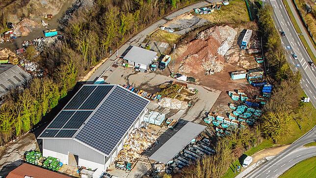 Auf dem USG-Areal zwischen und neben den grauen Gebäuden stehen die Container der Entsorgungsfirma. An einigen Stellen türmen sich auch ...