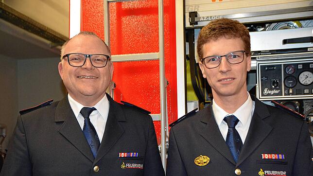 Für die nächsten fünf Jahre wurden der Kommandant der Freiwilligen Feuerwehr Stetten, Dagobert Heß (links), und sein Stellvertreter Till ...
