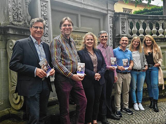 Der Vorstand des Gewerbevereins mit den frisch gedruckten Einkaufsführern. Von links: Martin Böhm, Gerhard Werb, Nadin Lorenz, Stefan ...