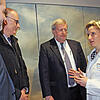 Wirtschaftsministerin Nicole Hoffmeister-Kraut im Gespräch mit den Geschäfsführern von Diehl Aerospace in Überlingen. Im Bild von rechts ...