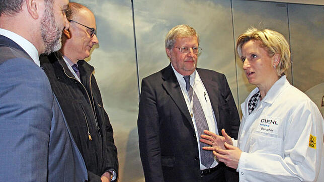 Wirtschaftsministerin Nicole Hoffmeister-Kraut im Gespräch mit den Geschäfsführern von Diehl Aerospace in Überlingen. Im Bild von rechts ...