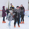 Hand in Hand oder gemeinsam fällt es sich leichter. Aus Sicherheitsgründen besteht auf der Eisbahn Handschuhpflicht. Schlimmere Unfälle ...