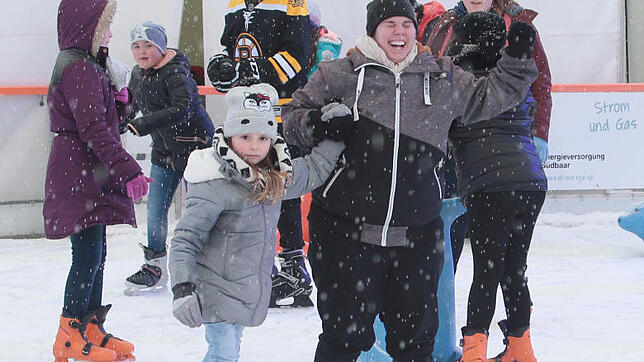 Hand in Hand oder gemeinsam fällt es sich leichter. Aus Sicherheitsgründen besteht auf der Eisbahn Handschuhpflicht. Schlimmere Unfälle ...