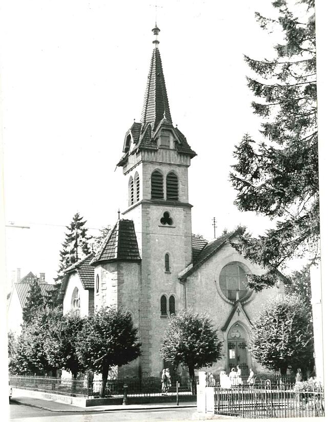 Bis 1963 stand die alte, kleine evangelische Kirche an der Ecke Bismarck- und Brühlstraße in Radolfzell. Bilder: Kirchenarchiv