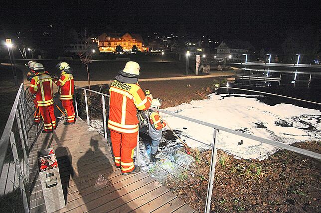 Bereits am Einlauf des Obertalbachs in den Eisweiher versuchen die Feuerwehrleute, den Diesel auf der Wasseroberfläche zu binden.