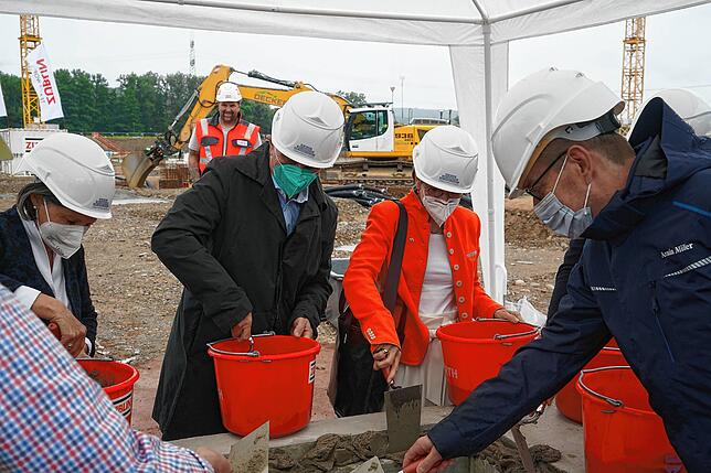 Hier wird gespachtelt: Der Grundstein des Zentralklinikums wird festgemacht. Auf dem Bild Regierungspräsidentin Bärbel Schäfer, ...