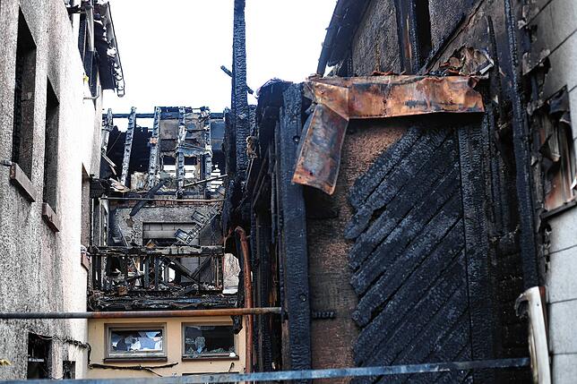 Hier, im Hinterhof des Hauses mit der Nummer 18, brannte es am 8. Juni bereits lichterloh, als der Feuerwehr-Kommandant eintrifft.